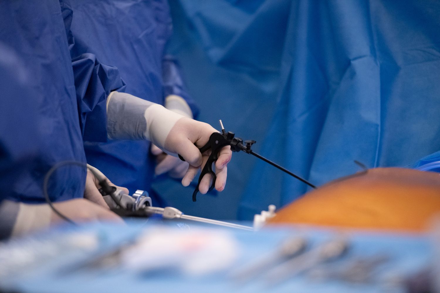 Im Herzchirurgischen Operationssaal wird endoskopisch schonend und sicher auf der Herzoberfläche operiert. 