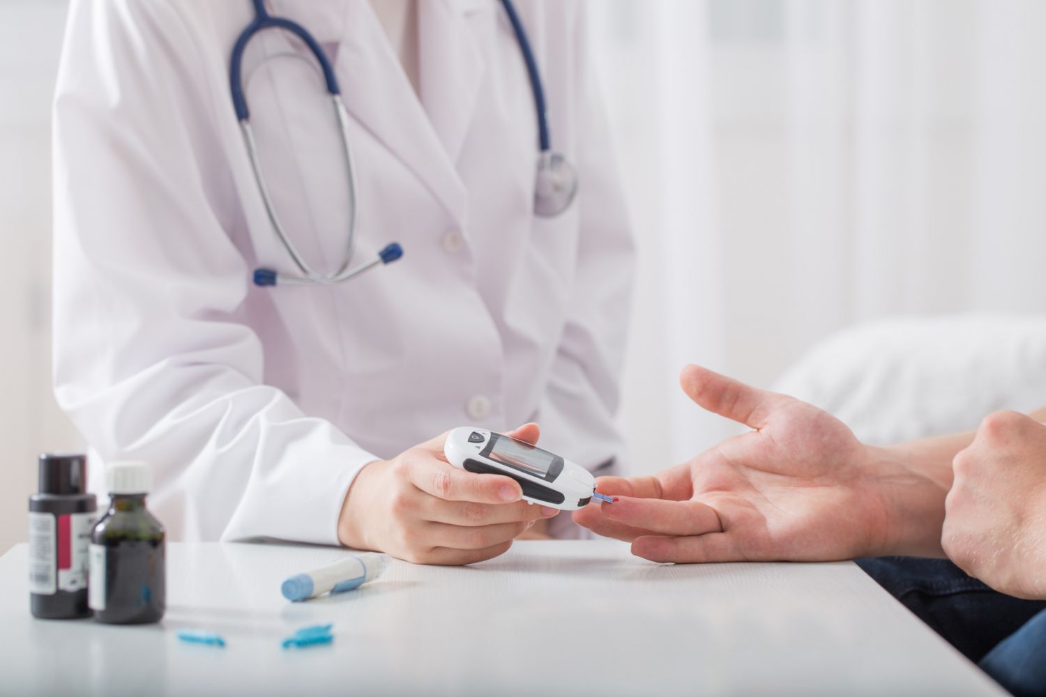 Arzt misst Blutzuckerwert bei Patienten, Thema: Diabetes und Herz