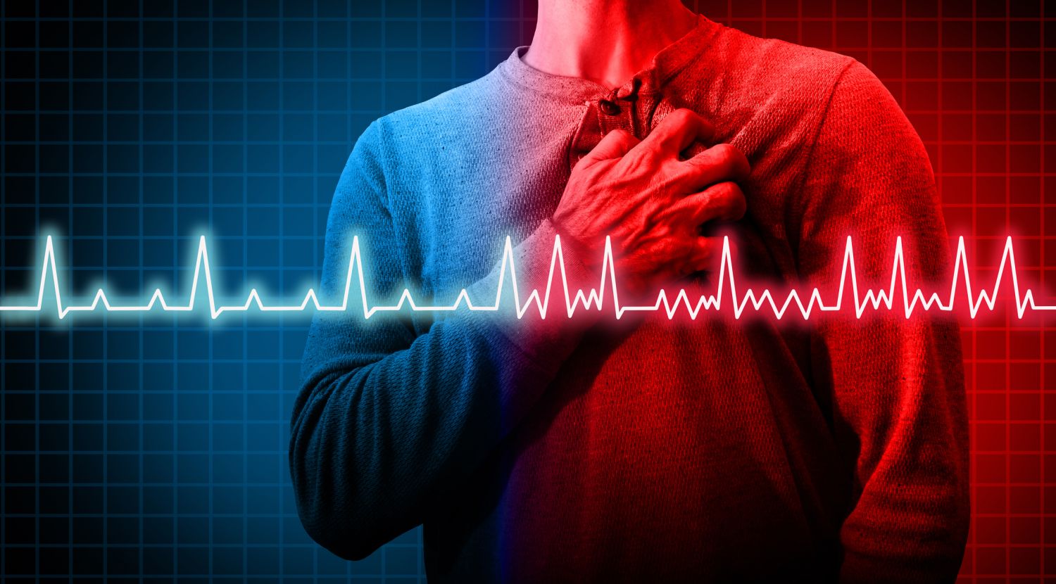Oberkörper einer Person mit schmerzender Brust, davor ein EKG-Graph, Herzinfarkt